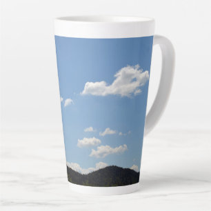 Caneca De Café Latte Paisagem com colinas verdes, árvores e nuvens