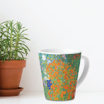 Caneca De Café Latte Paisagem do Jardim Flor Gustav Klimt<br><div class="desc">Uma caneca latta com a pintura paisagística do artista austríaco Gustav Klimt,  Jardim Flor ou Jardim Bauerngarten (1907). Um belo jardim florescente de flores em laranja e roxo,  incluindo torradeiras e petúnias.</div>