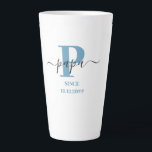 Caneca De Café Latte Papa Elegante Script Monograma Blue Latte Mug<br><div class="desc">Uma caneca tardia para um novo papa ou um antigo. que você pode personalizar com a data em que eles se tornaram avós. Esta design minimalista de tendências tem uma paleta de cores moderna de azul, preto e branco. Ele tem um monograma de Papa, com a letra inicial P e...</div>
