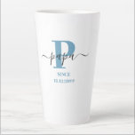 Caneca De Café Latte Papa Elegante Script Monograma Blue Latte Mug<br><div class="desc">Uma caneca tardia para um novo papa ou um antigo. que você pode personalizar com a data em que eles se tornaram avós. Esta design minimalista de tendências tem uma paleta de cores moderna de azul, preto e branco. Ele tem um monograma de Papa, com a letra inicial P e...</div>