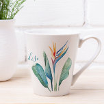Caneca De Café Latte Pássaro Tropical de Folhas de Palma Verde do Paraí<br><div class="desc">Traga o calor do verão para sua casa com essas canecas tropicais únicas, com uma aquarela vibrante no paraíso e folhas de palma exuberantes em um fundo branco nítido. O roteiro escrito à mão em azul-turquesa diz "Bem-vindo ao Nosso Paraíso", acrescentando uma vibração encantadora na praia à sua rotina matinal...</div>