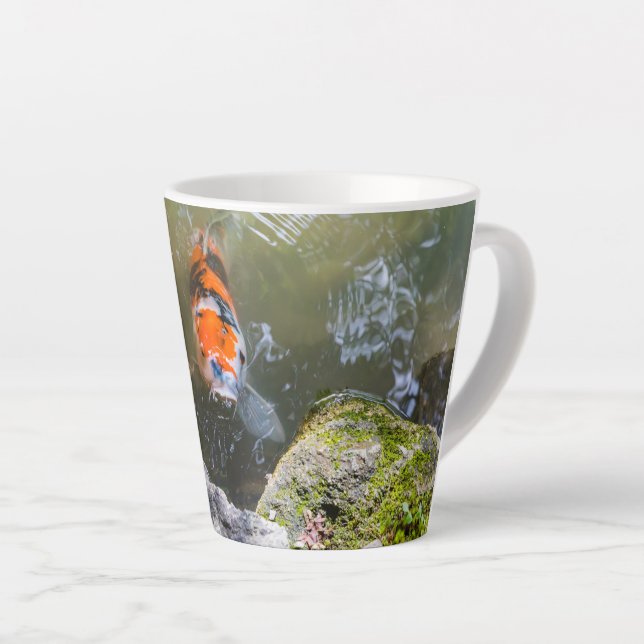 Caneca De Café Latte Peixe Koi numa lagoa (Ângulo direito)