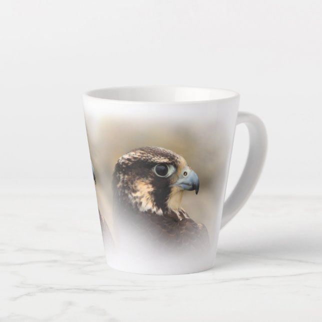 Caneca De Café Latte Perfil Vignetado de um Falcão Peregrino (Ângulo direito)