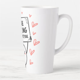 Caneca De Café Latte personagem de som com um rosto sorridente