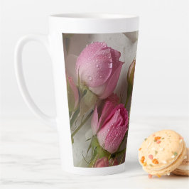 Caneca De Café Latte Pétalas em Pérolas Flores Rosa Espalhando em Dewy