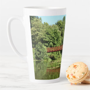 Caneca De Café Latte Ponte no lago Centenário na cidade de Ellicott