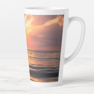 Caneca De Café Latte pôr do sol sobre a água