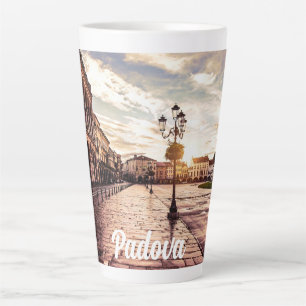 Caneca De Café Latte Pôr do sol sobre a praça em Padova na Itália