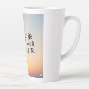 Caneca De Café Latte Poster de aspas suntuárias inspiradoras -"Criar um