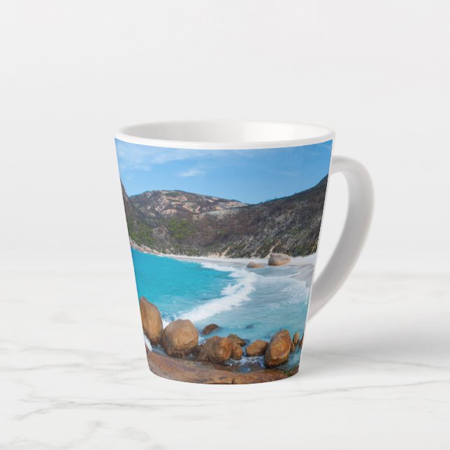 Caneca De Café Latte Praia idílica em uma baía isolada (Ângulo direito)