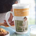 Caneca De Café Latte Presente para o Dia de Ação de Graças da Família M<br><div class="desc">Foto Da Família Moderna E Feliz Dia De Ação De Graças Melhor Presente Para Seus Amigos E Família,  Texto Personalizado De Ação De Graças Com Cores De Outono.</div>