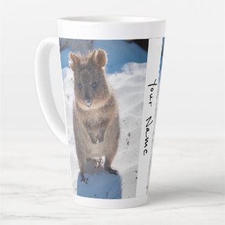 Caneca De Café Latte Quokka personalizada e feliz na praia