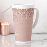 Caneca De Café Latte Rapariga do Monograma de Script Brilhante Cor-de-r<br><div class="desc">Rosa Dourado - Folha Cor-de-rosa-rosa esfarelada Metálica Esparto Glitter Script Monograma Nome Latte Coffee Cup Mug. Isto faz o doce e perfeito aniversário de 16 anos,  casamento,  chá de panela,  aniversário,  chá de fraldas ou festa de solteira presente para alguém que ama luxo de luxo e estilos quíticos.</div>