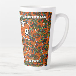 Caneca De Café Latte Red Spotted Newt no chão da floresta