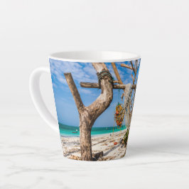 Caneca De Café Latte Redes de pesca que secam na praia