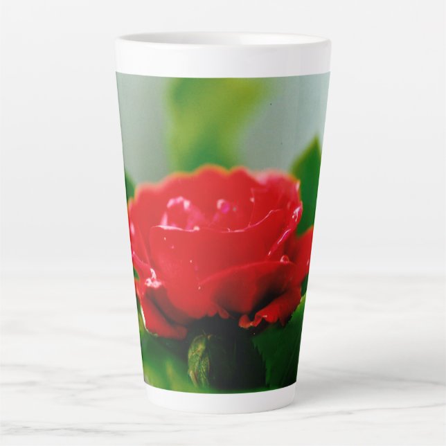 Caneca De Café Latte Rosa vermelha de manhã coberta com gotas de orvalh (Frente)