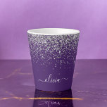 Caneca De Café Latte Roxo Silver Glitter Girly Glam Monograma<br><div class="desc">Lâmina Roxa e Silver Sparkle Script Monograma Nome Latte Coffee Cup Mug. Isto faz o doce e perfeito aniversário de 16 anos,  casamento,  chá de panela,  aniversário,  chá de fraldas ou festa de solteira presente para alguém que ama luxo de luxo e estilos quíticos.</div>