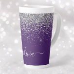 Caneca De Café Latte Roxo Silver Glitter Girly Glam Monograma<br><div class="desc">Folha Roxa e Folha Prateada Folha Metálica Glitter Script Monograma Nome Latte Coffee Cup Mug. Isto faz o doce e perfeito aniversário de 16 anos,  casamento,  chá de panela,  aniversário,  chá de fraldas ou festa de solteira presente para alguém que ama luxo de luxo e estilos quíticos.</div>
