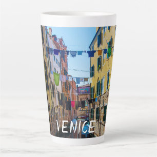 Caneca De Café Latte Rua em Veneza com roupa lavada com roupa lavada na