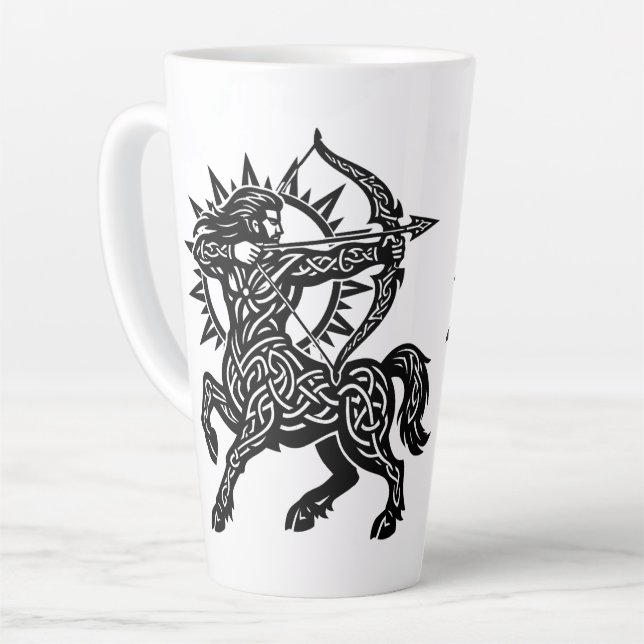 Caneca De Café Latte Sagitário — O Arqueiro por BurnsInHell (Ângulo esquerdo)