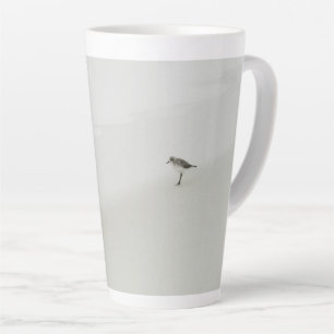 Caneca De Café Latte Sandpiper costeiro na praia