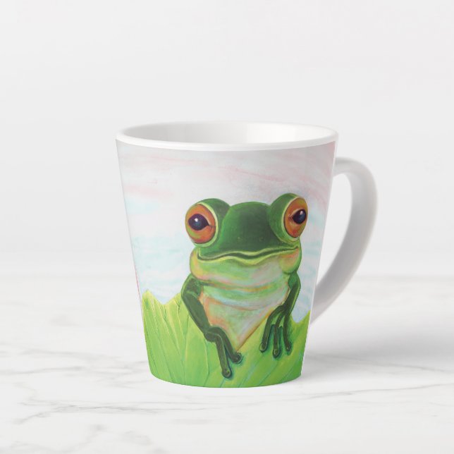 Caneca De Café Latte Sapo verde relaxando na lagoa pequena (Ângulo direito)