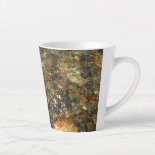 Caneca De Café Latte Seixos Marrons e Cinzas Desgastados pelo Rio Abstr
