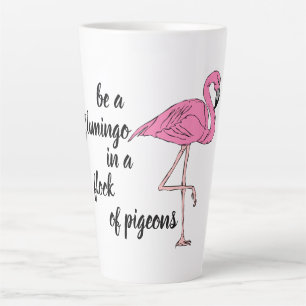 Caneca De Café Latte Seja um Flamingo em um Bando de Pombos