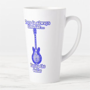 Caneca De Café Latte Sempre há tempo para tocar violão. azul