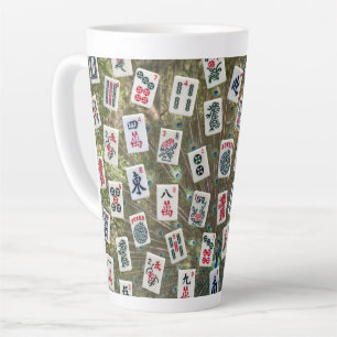 Caneca De Café Latte Símbolos de Mahjong sobre um fundo de plumagem de 