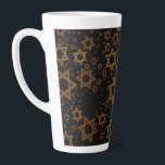 Caneca De Café Latte SlipperyJoe's Happy Hanukkah várias estrelas de Da<br><div class="desc">Feliz Hanukkah de SlipperyJoe várias Estrelas do padrão David Celebração artística herança de identidade judaica Hebraico Chanukah dá decorações símbolo significativo Judaísmo religião de vários tamanhos tons dourados castanhos visualmente atraente design</div>