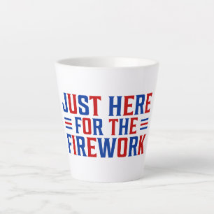 Caneca De Café Latte Só Aqui Para Os Fogos De Artifício Engraçados Para
