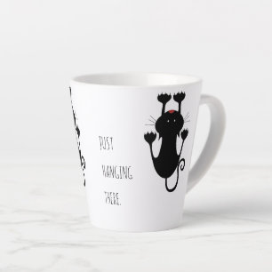Caneca De Café Latte Só pendurado ali um desenho de um gato preto, um 