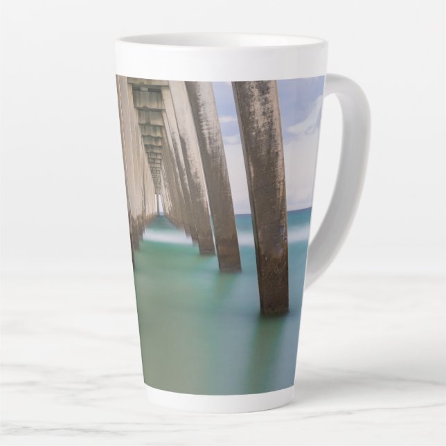Caneca De Café Latte Sob Navarre Beach Pier (Ângulo direito)