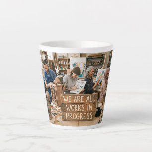 Caneca De Café Latte Somos Todos Trabalhos em Andamento