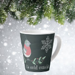Caneca De Café Latte Suéter De Pássaros Flocos De Neve Fria Fora<br><div class="desc">Uma caneca de café latta com fundo de quadro-negro e a frase,  Baby está fria lá fora. Um pássaro num suéter vermelho em galhos verdes com um floco de neve branco.</div>