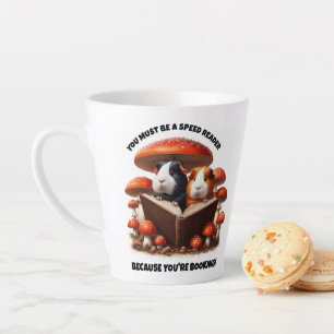 Caneca De Café Latte Suínos Engraçados Lendo Sob Cogumelos Vermelhos