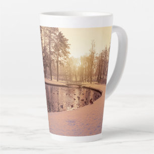 Caneca De Café Latte Sunset sobre parque com lago congelado pequeno