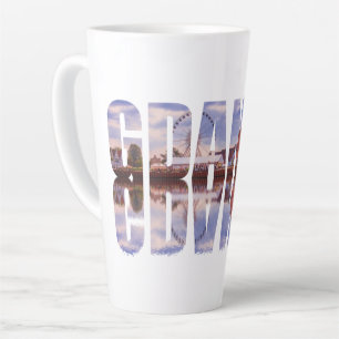 Caneca De Café Latte Texto de Gdansk com vista de cidade antiga e refle