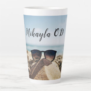 Caneca De Café Latte Trendy Eyeglass em uma praia óptica