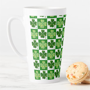 Caneca De Café Latte Trevos de quatro folhas verdes do SlipperyJoe's Di