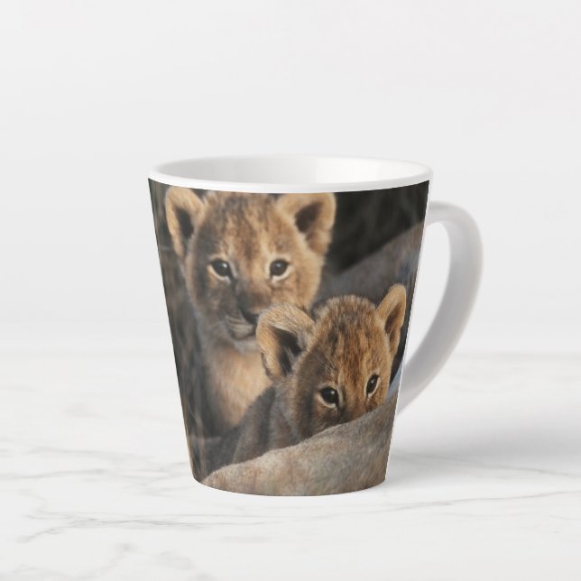 Caneca De Café Latte Trío de cachorros de leão com a mãe (Ângulo direito)