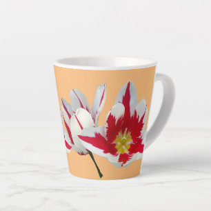 Caneca De Café Latte Tulipas Brancas Vermelhas Close Up Caneca de Latte