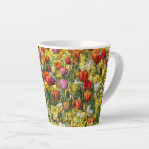 Caneca De Café Latte Tulipas Coloridas e Daffodils Flores Latte
