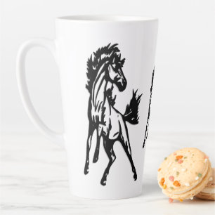 Caneca De Café Latte Um cavalo saltitante alegre na natureza