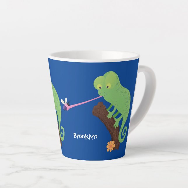 Caneca De Café Latte Um desenho animado verde-feliz chameleon lagarto (Ângulo direito)