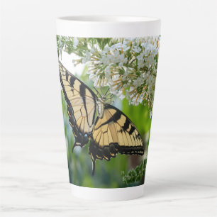 Caneca De Café Latte Uma borboleta com asas amarelas e pretas