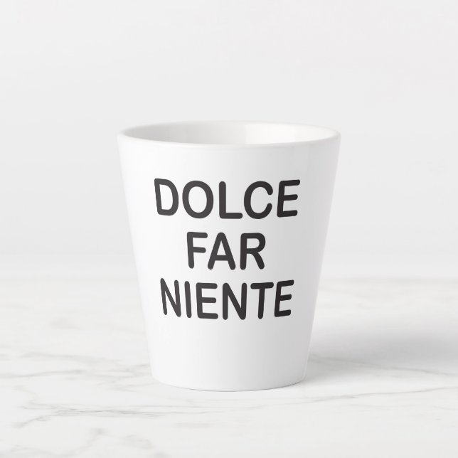 Caneca De Café Latte Uma caneca de latte com letras  (Frente)