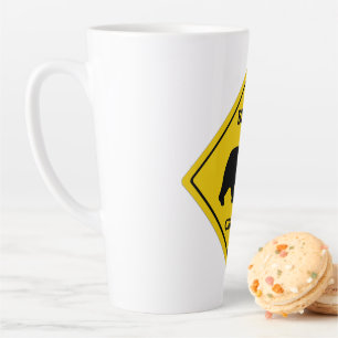 Caneca De Café Latte Urso artístico de SlipperyJoe cruzando sinal gay