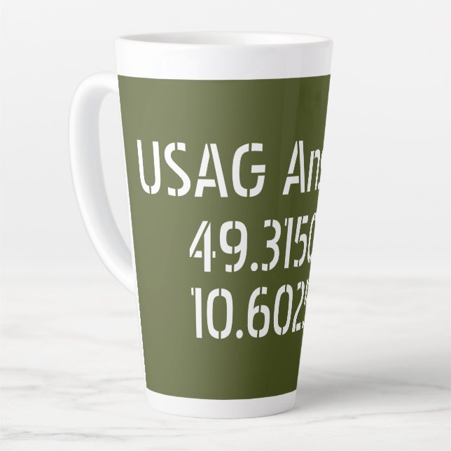 Caneca De Café Latte USAG Ansbach Latitude Longitude (Ângulo esquerdo)